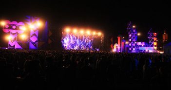 Generatiekloven en zweetdruppels tijdens broeierig Zomerparkfeest