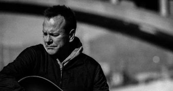 Jack Bauer, president en nu ook zanger Kiefer Sutherland