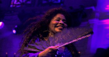Repertoire, band en backing vocals redden Chaka Khan in Paradiso Chaka Khan