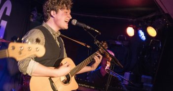 Nieuw, jong talent MILO presenteert zich in Café De Kroeg