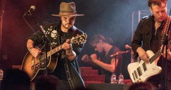 Waylon geeft Country les aan Arnhems publiek