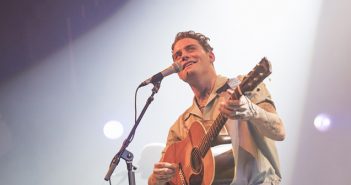 Douwe Bob overtuigt met nieuwe tour in uitverkocht Doornroosje