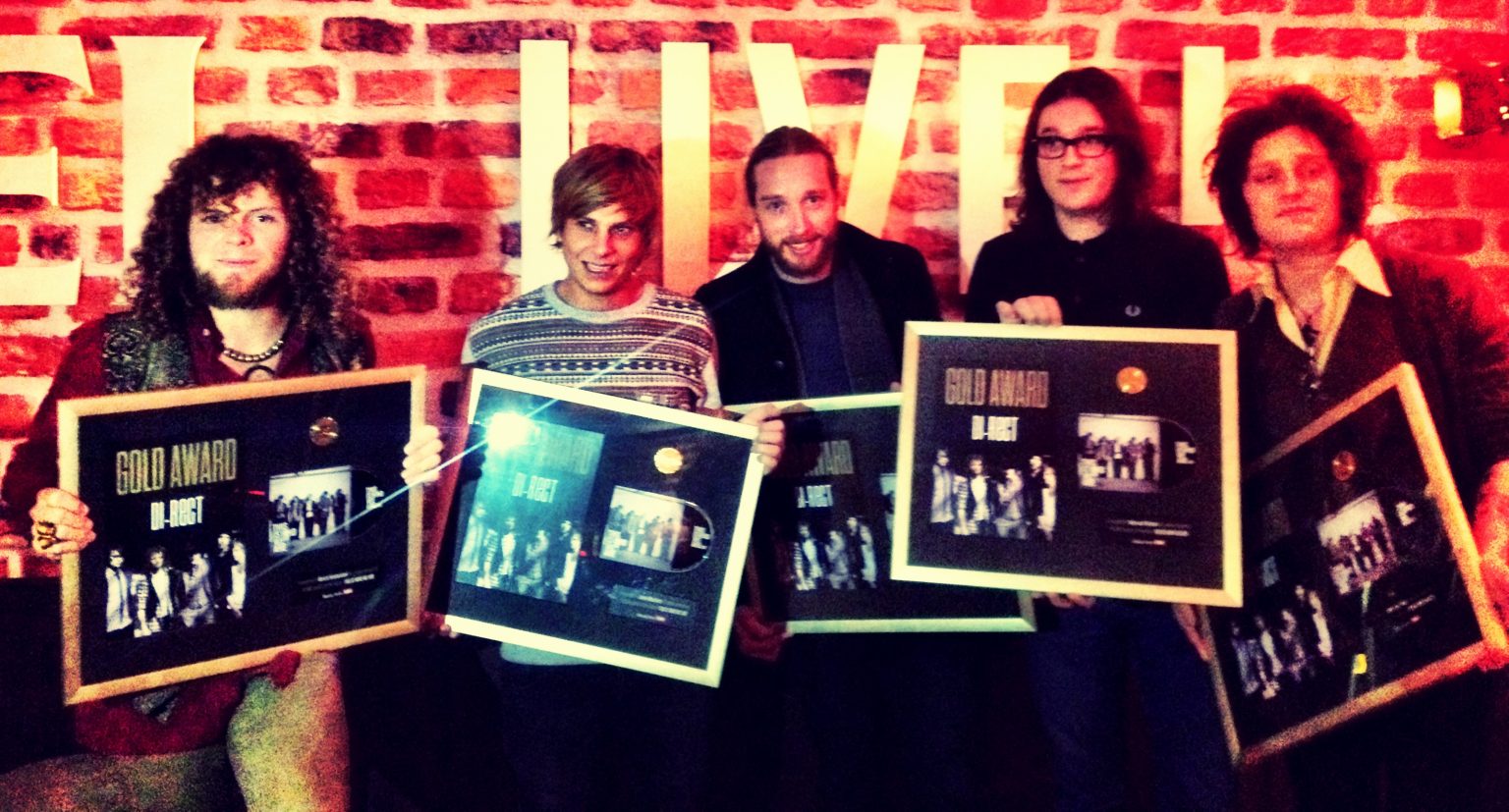 DI-RECT ontvangt Gouden Plaat voor ‘This Is Who We Are’