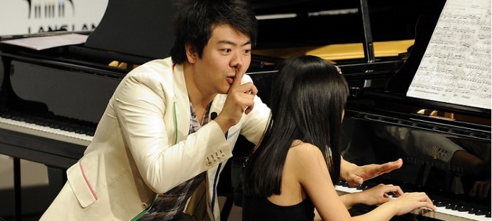 Lang Lang met 100 jonge pianisten