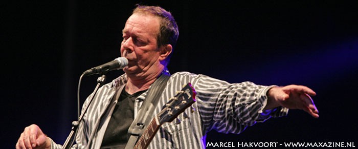 Verrassingsoptreden Thé Lau bij Vrienden van Amstel LIVE