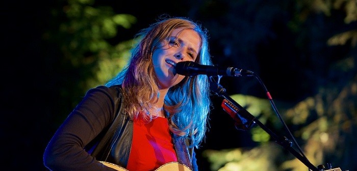 Maaike Ouboter zorgt voor een zwoele zomeravond maaike ouboter