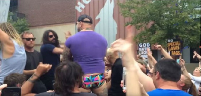 Foo Fighters zetten kerkgroep voor schut foo fighters