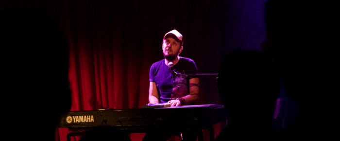 A Balladeer speelt in muisstil Patronaat cafe A Balladeer