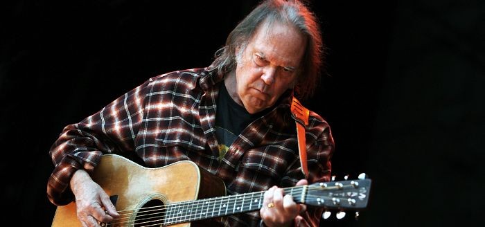 Neil Young brengt livealbum uit met zeven nooit uitgebrachte songs Neil Young