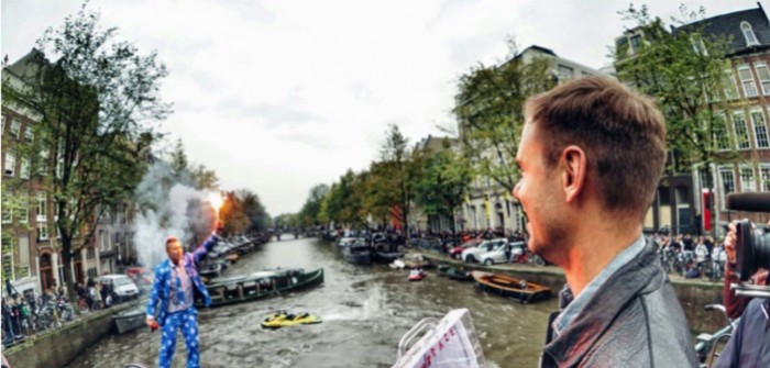 Flyboard-piloot overhandigt Armin van Buuren eerste fysieke exemplaar van nieuw album Armin van Buuren