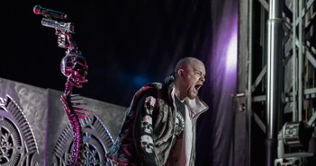 Five Finger Death Punch naar 013