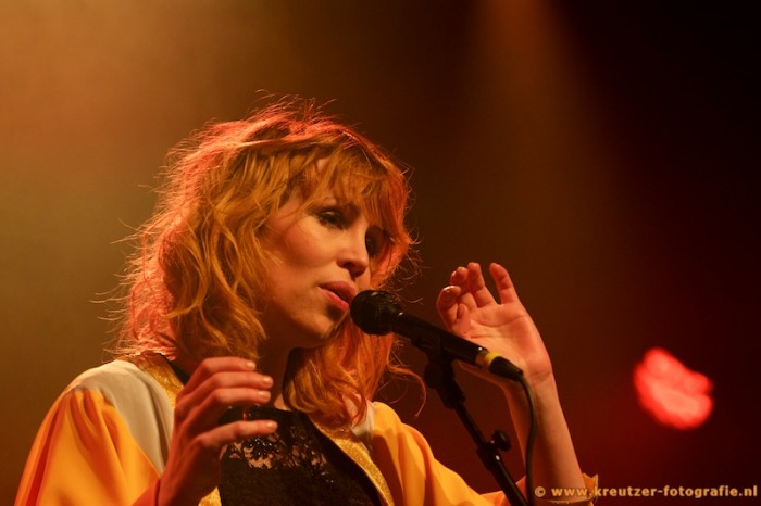 Janne Schra blijft gewoon zichzelf in De Effenaar, en dat maakt haar uniek