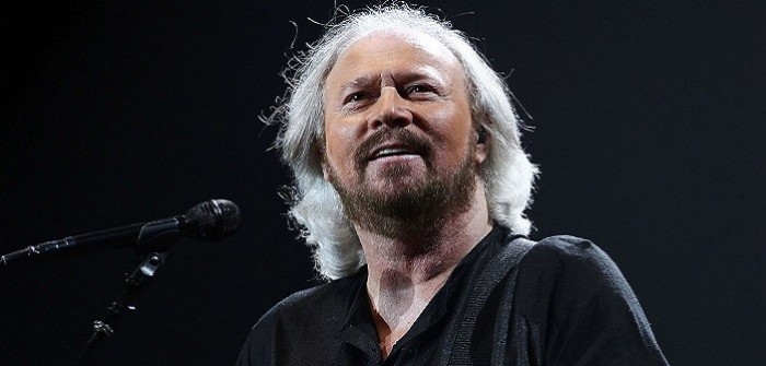 Barry Gibb op podium met Coldplay op Glastonbury Barry Gibb