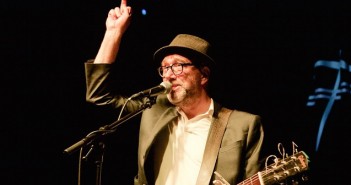 John Watts blikt terug en vooruit- de geschiedenis en toekomst van Fischer-Z Fischer Z