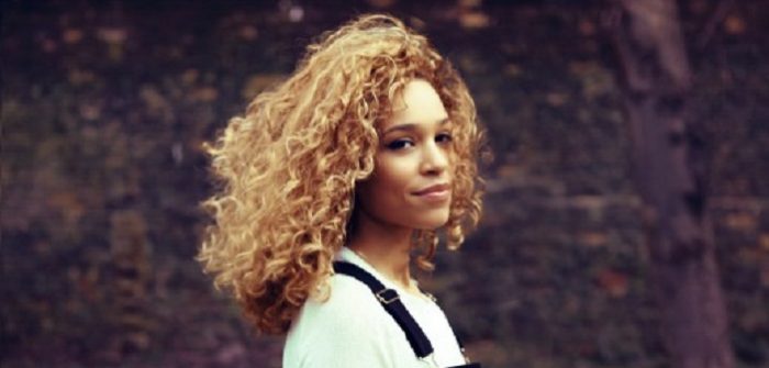 Lowlands Spotlight: Izzy Bizu maakt compromisloos debuut Izzy Bizu
