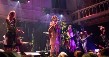 Crystal Fighters viert feest met Paradiso familie Crystal Fighters