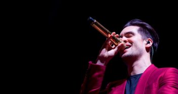 Panic! At The Disco behaalt victorie met luid gegil Panic! at the disco