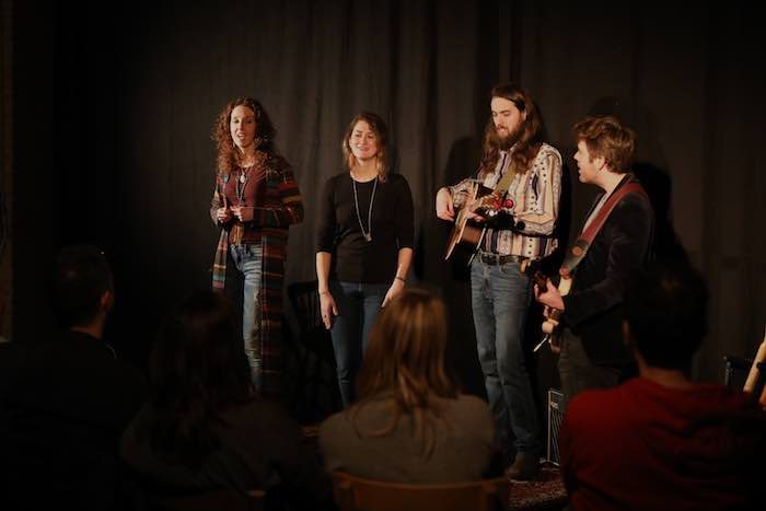 Loes Swinkels en Carly Dow live in de Pauluskerk