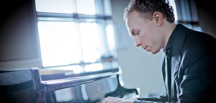 Meesterpianist Ralph van Raat speelt alle 18 etudes van Ligeti op één avond