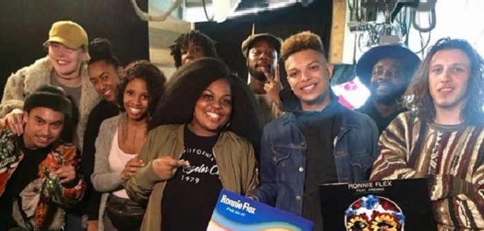 Ronnie Flex ontvangt platina platen voor Plek Als Dit en Energie