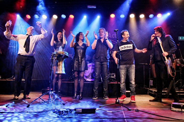 Najib Amhali kwam, zag en overwon de Effenaar, ook muzikaal Najib Amhali