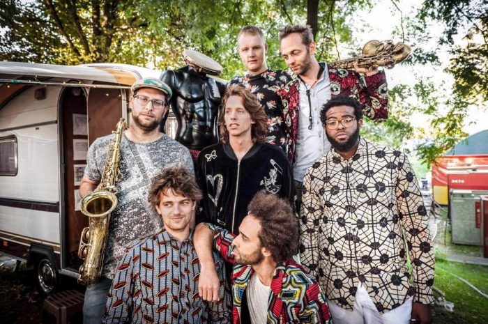 KOFFIE komt met live-clip ‘Mama Deo’