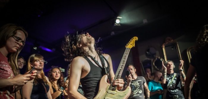 Tyler Bryant and the Shakedown intiem maar spectaculair Tyler Bryant and the Shakedown