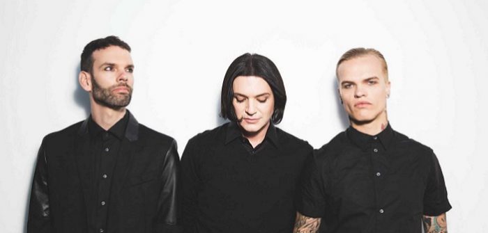 Placebo veilt persoonlijke items voor goede doel Placebo