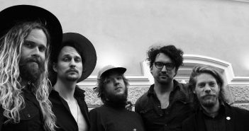 Folk band Folk Road Show kondigt nieuw album ‘Gold’ aan Folk Road Show