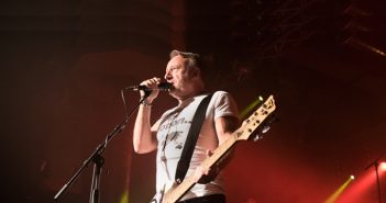 Peter Hook & The Light magisch in de Maassilo Peter Hook