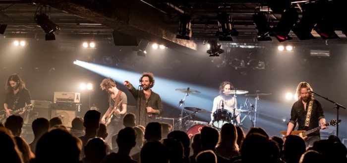 Navarone bouwt een feestje in het Burgerweeshuis