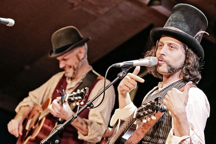 Son Of Town Hall op avontuur in Haps