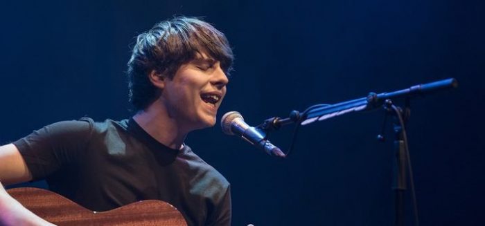 Jake Bugg brengt optreden zonder poespas in Doornroosje