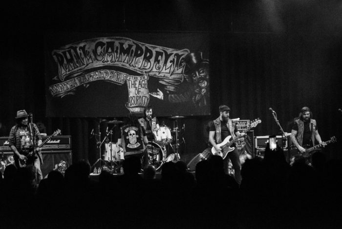 Phil Campbell neemt zijn zoons mee naar Metropool Phil Campbell and the Bastard Sons