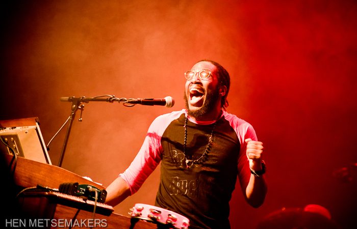 Voorganger Cory Henry krijgt samen met zijn apostels het publiek op de banken in Parkstad Theater
