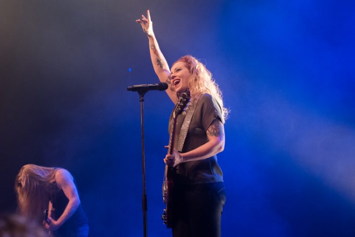 VUUR laat Hedon headbangen en krijgt de zaal volledig stil VUUR