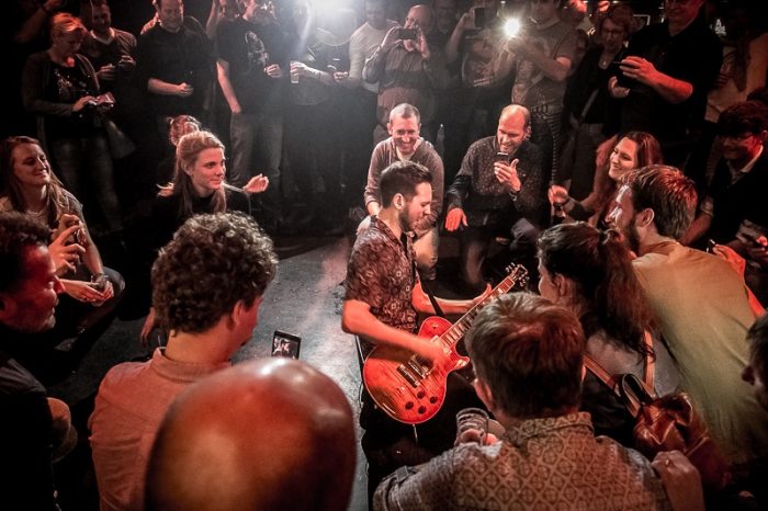 Warm onthaal gitaar-virtuoos Laurence Jones Tivoli De Helling