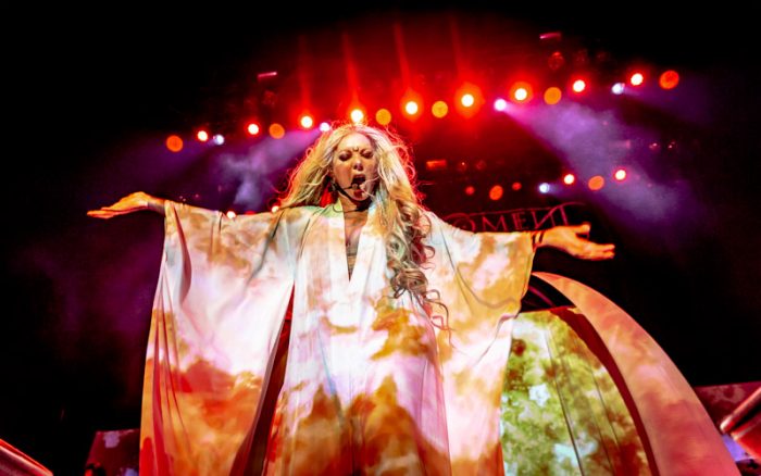 In This Moment: Een kort spektakelstuk