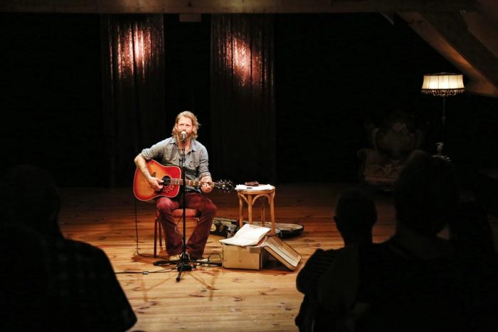 Björn van der Doelen met De cowboy, de outlaw, de sheriff en de hoer in Theater De Steenakker