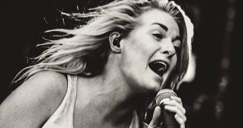 Miss Montreal in 2020 op het podium bij Holland Zingt Hazes Miss Montreal