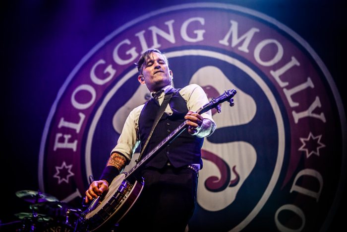 013 gaat uit zijn dak met Flogging Molly Flogging Molly