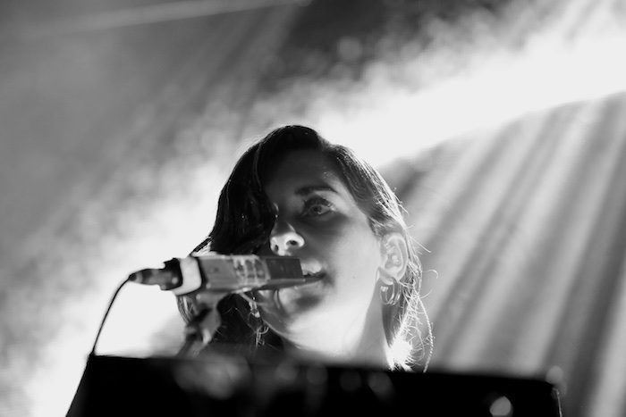 Eefje De Visser doopt in stijl de kleine zaal van de Muziekgieterij