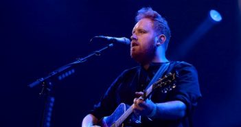 Gavin James kondigt nieuwe single en online tour aan gavin james