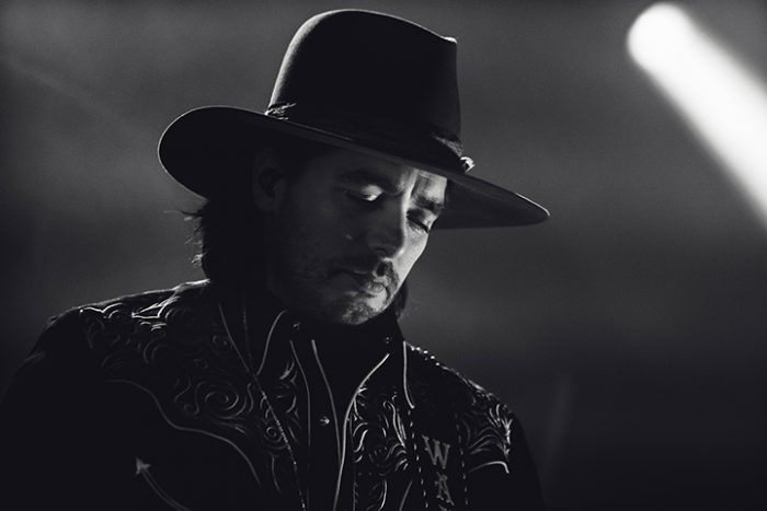 Waylon met zilveren schoenen op het podium in Heerlen Waylon