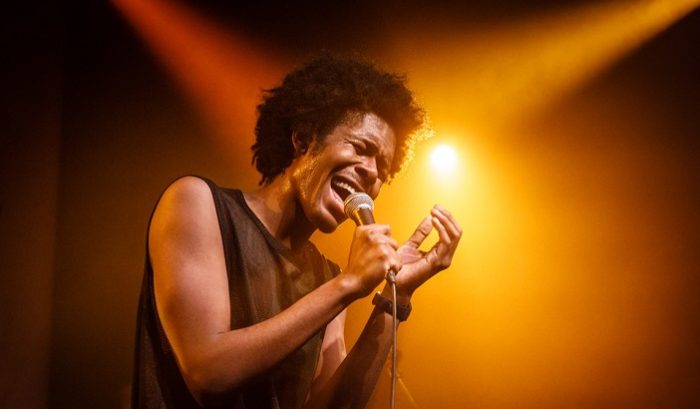 Jeangu Macrooy kondigt nieuw album en release show in grote zaal Paradiso aan Jeangu Macrooy