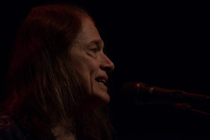 Robben Ford doet zijn best in Metropool ondanks verkoudheid Robben Ford