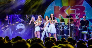 K3 viert samen met Imke en haar school Kindcentrum de Samenstroom een feestje met verrassingen