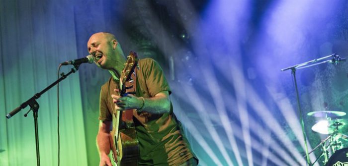 Niels Geusebroek geeft groots optreden met Throwback To Coldplay