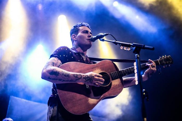 Douwe Bob steekt hart onder de riem van zijn stad: ‘Amsterdam’ Douwe Bob