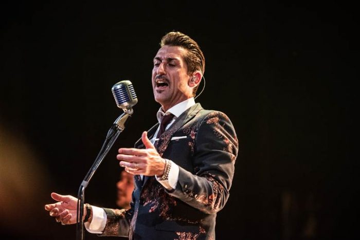 Danny Vera komt in the round naar het Klokgebouw Danny Vera